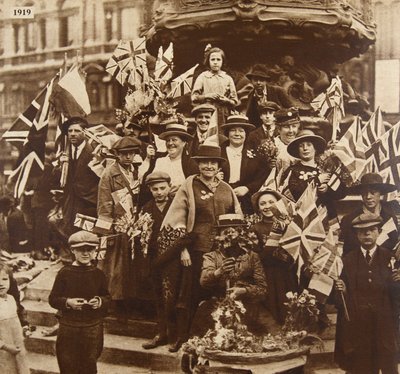 Overwinningsvieringen onder Eros, Piccadilly, Londen, 1919 door English Photographer